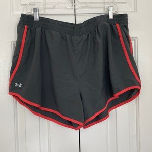 Gray with red trim Under Armour shorts. They do have the liner.